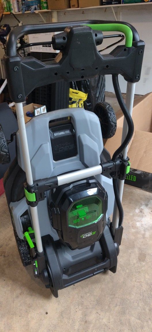 Self-propelled lawnmower