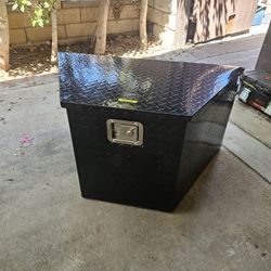NEW TRAILER TOOL BOX TOUNGE NICE AND CLEAN ALUMINUM COLOR BLACK EASY TO INSTALLED DIMENSION SHOW IN THE PICTURE FOR ANY QUESTION TEXT ME PLEASE HABLO 
