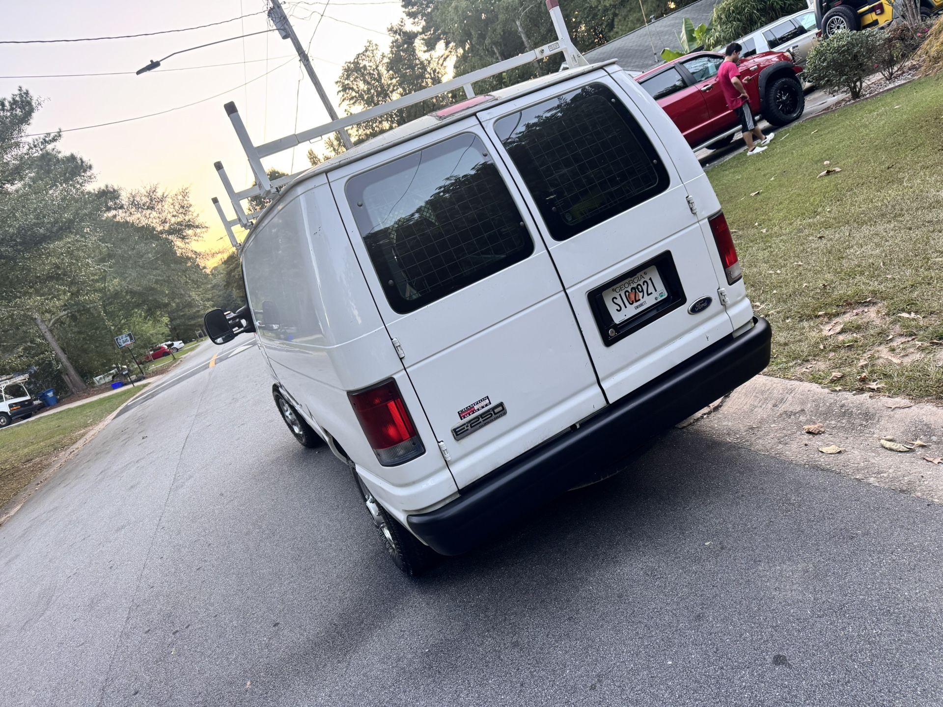 Ford Econoline E-350 Van 