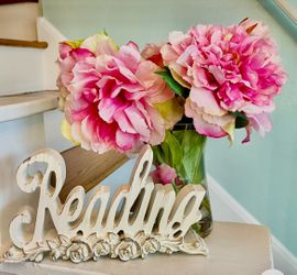 CUTE READING DECOR
