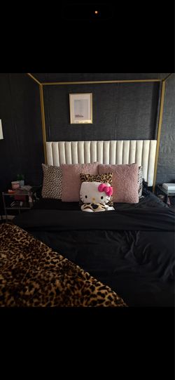 Queen size bedframe
