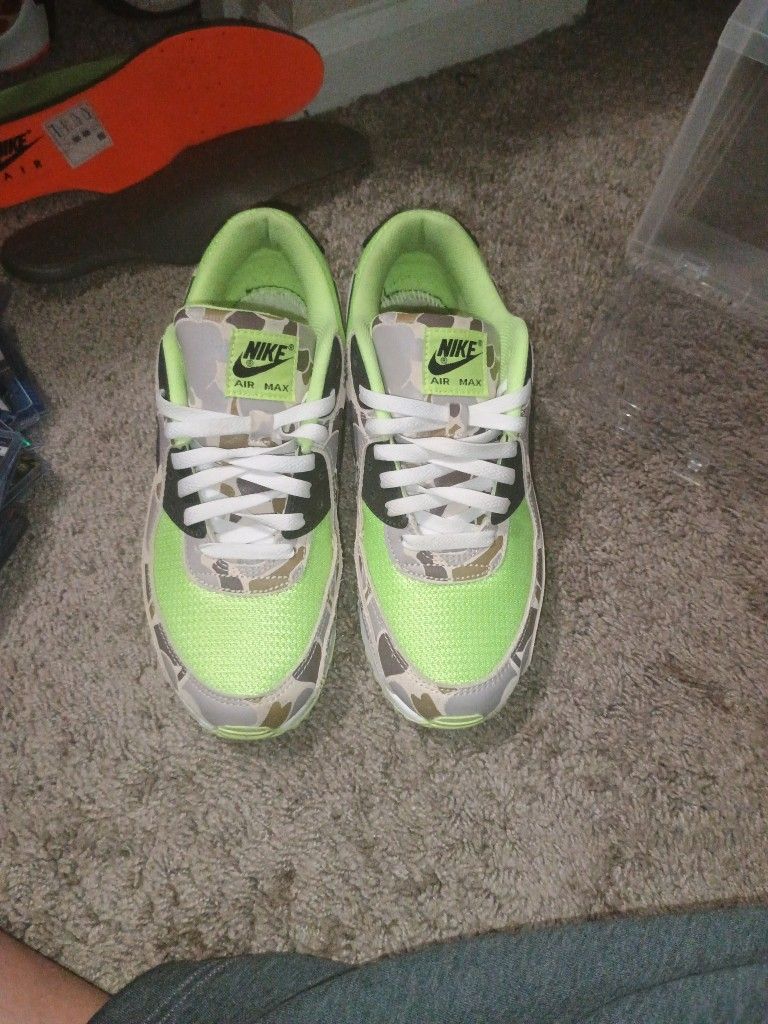 NEVER BEEN WORN!!!!!! Brand-new Nike Air Max Size 9 Camo Green π₯ COMES WITH PLASTIC SHOE BOX PROTECTOR AND 3 TOTAL SETS OF SHOELACES $175 O.B.O.