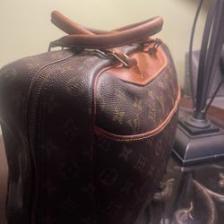 Louis Vuitton Over-The-Shoulder Handbag (ORIGINAL) for Sale in Brooklyn, NY  - OfferUp