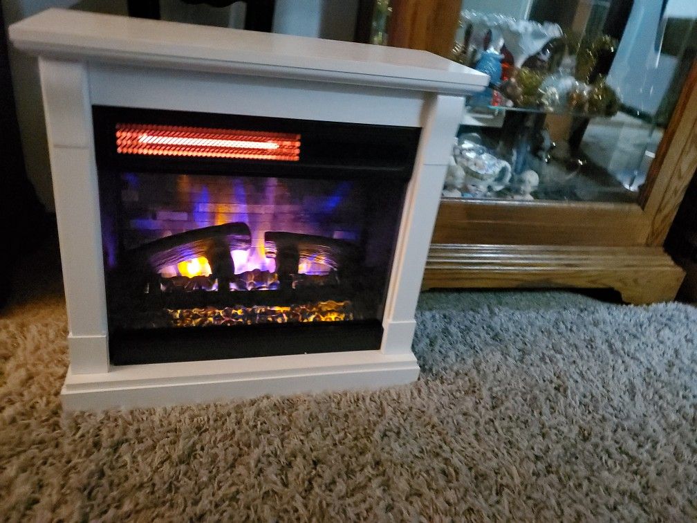 BRAND NEW ELECTRIC FIREPLACE HEATER for Sale in Grand Forks, ND OfferUp