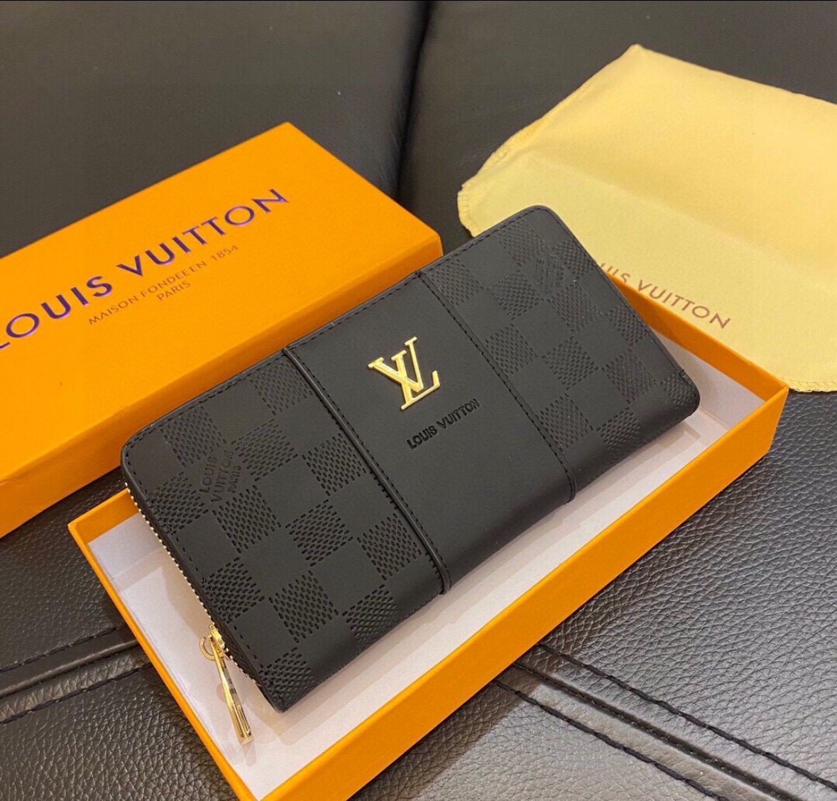 Unisex Louis Vuitton Zippy Vertical Wallet