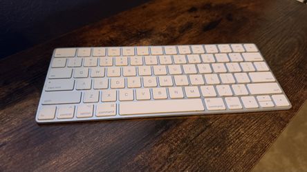 Apple Magic Keyboard (lightning charge) - Wireless