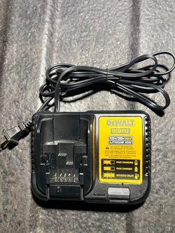 DEWALT 20V MAX Battery Charger (DCB112)