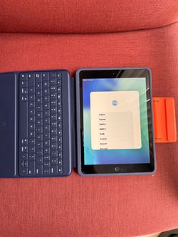 Apple iPad 9  with Keyboard Case Apple iPad 9  with Keyboard Case. Good condition