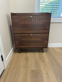 Shoe storage cabinet