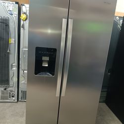 Whirlpool side by side refrigerator stainless steel everything works good 💯