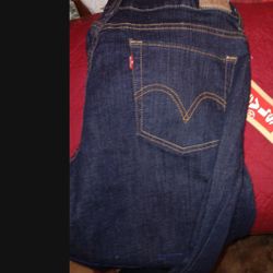 Levi's Ladies Bermudas. New Sz 16