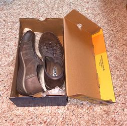 Sketchers NWT Relaxed Fit Homebody Sneakers Size 6.5 - Color Dark Taupe
