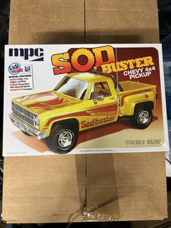 MPC 1:25 1981 Chevy Stepside Pickup Sod Buster Plastic Model Kit MPC972M