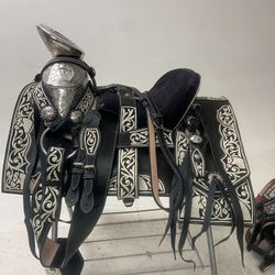 Montura charra forrada de cuero con cantinas desmontables