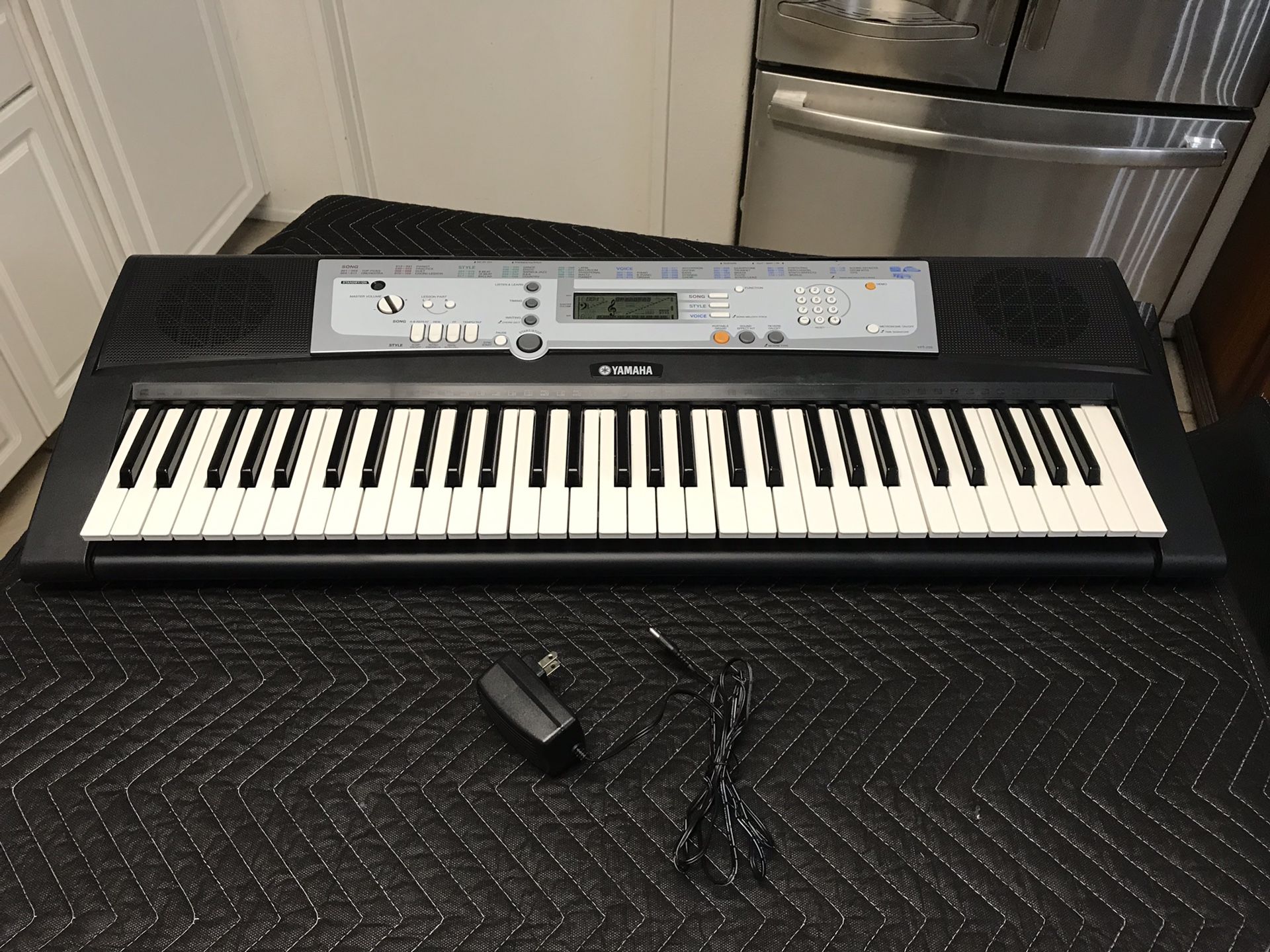 Yamaha YPT 200 Portatone Electronic Keyboard 61 Keys Comes with AC Adapter EXCELLENT WORKING CONDITION! FEATURES Keyboard: 61 Standard Keys (C1-C6)