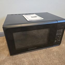 Black & Decker Microwave, 1.1 Cubic Feet, Like New