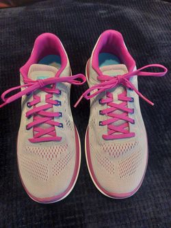 NIKE TENNIS SHOES