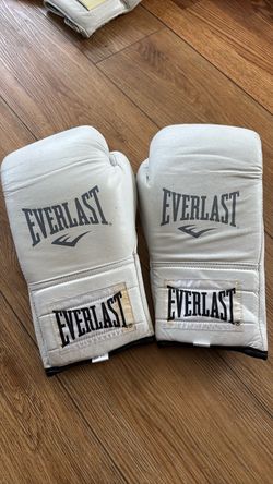 Everlast White Lace-Up Boxing Gloves