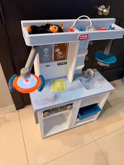 Toy kitchen