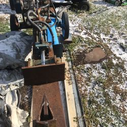 Heavy duty log splitter runs great $750 firm very heavy