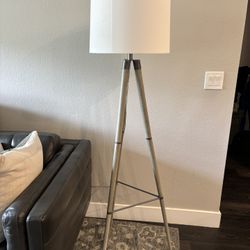Modern Tripod Floor Lamp – Matte Metal Legs & White Shade