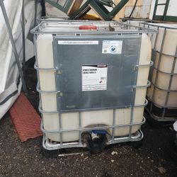Liquid storage containers