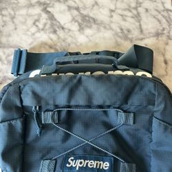 Supreme fannypack Waste Bag SS17 Navy blue for Sale in Bellflower, CA -  OfferUp