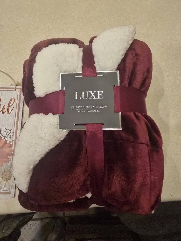 50x60in Sherpa Throw Blanket