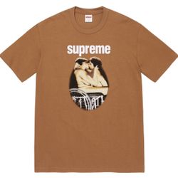 SUPREME “KISS” TEE SS23 BROWN SIZE MEDIUM 