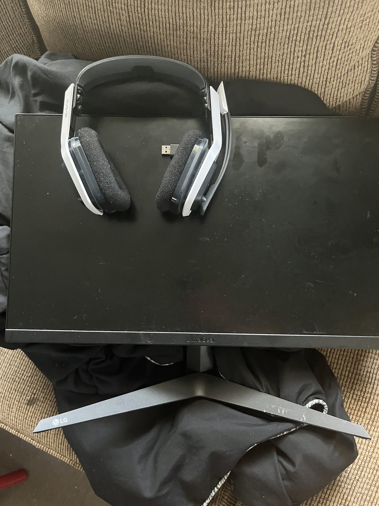 Ultra Gear Monitor+ Astro A20 Gaming Headset