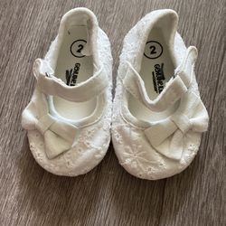 Baby girl white Eyelet shoes - Size 2