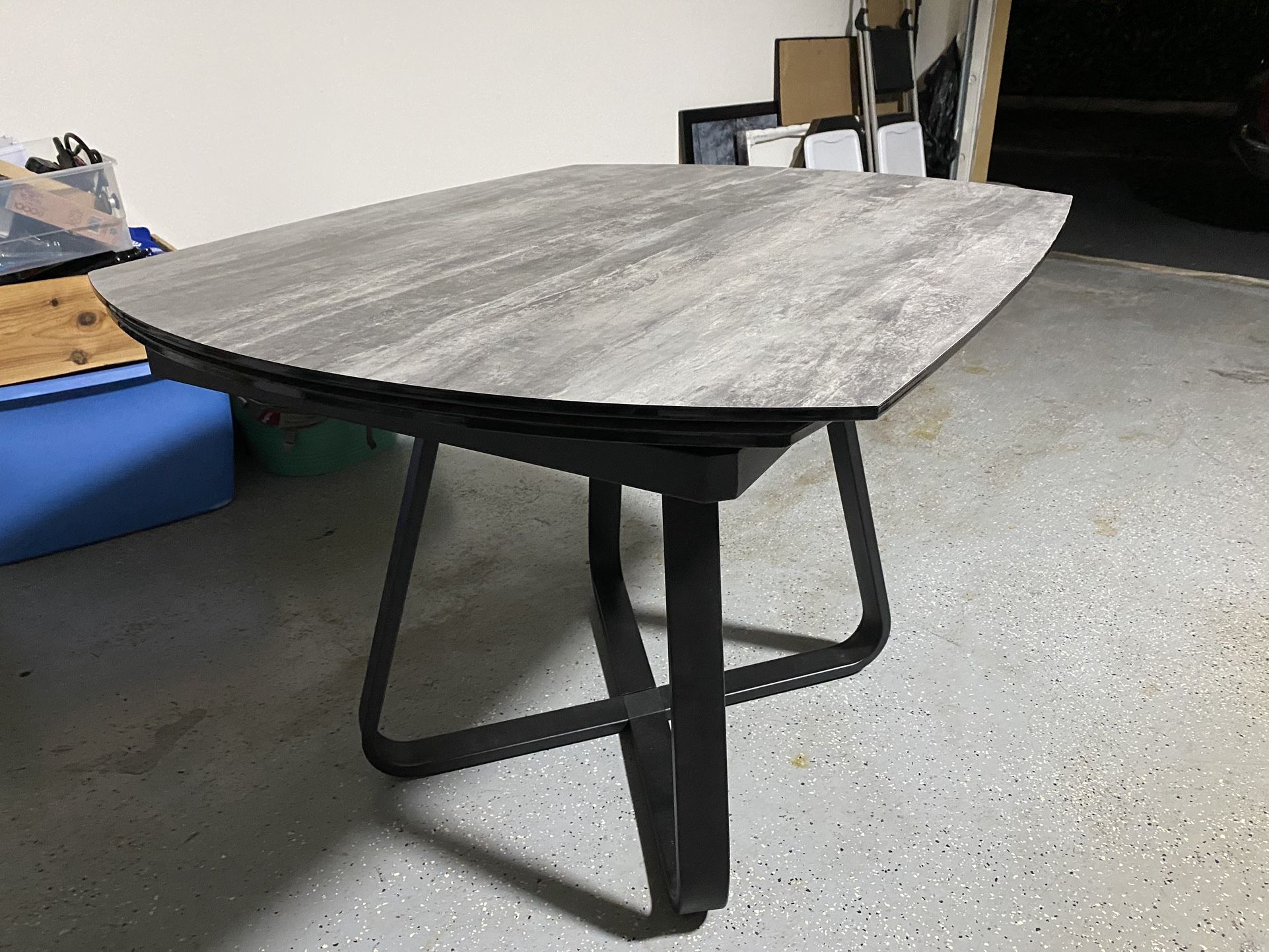 Modern Expendable Dining Table “Saturn”