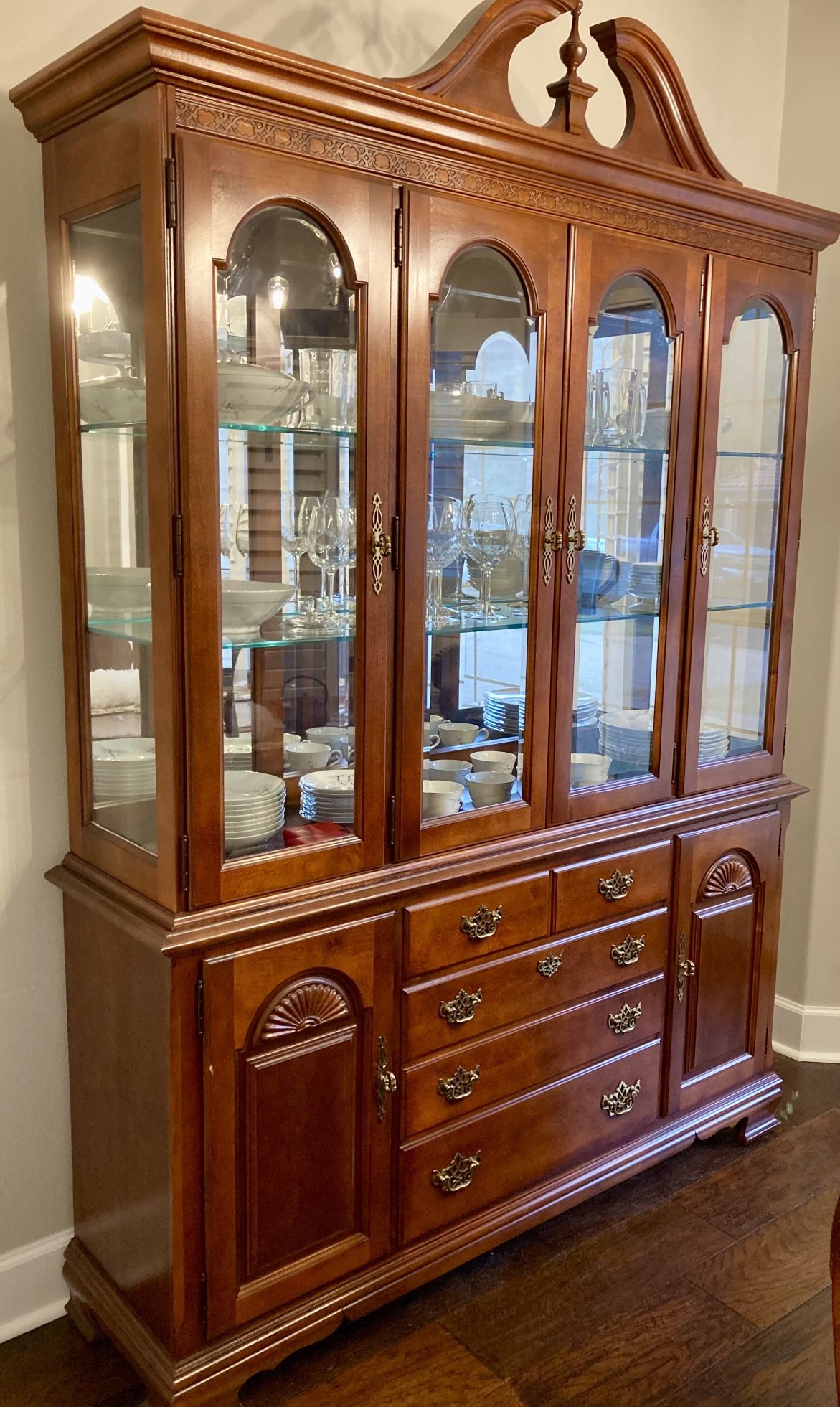 Stanly Dining Room Set - Queen Anne, Excellent Condition