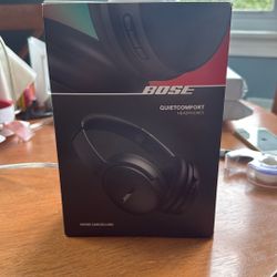 New in box Bose Quietcomfort Headphones 