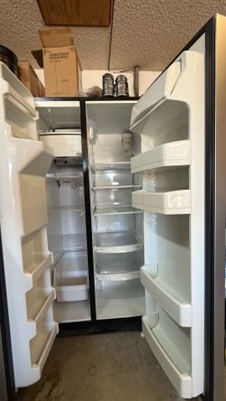 $295 - Hotpoint Side-by-Side Freezer/Fridge -25cuft w/ ice maker & water(stainless steel & black)
