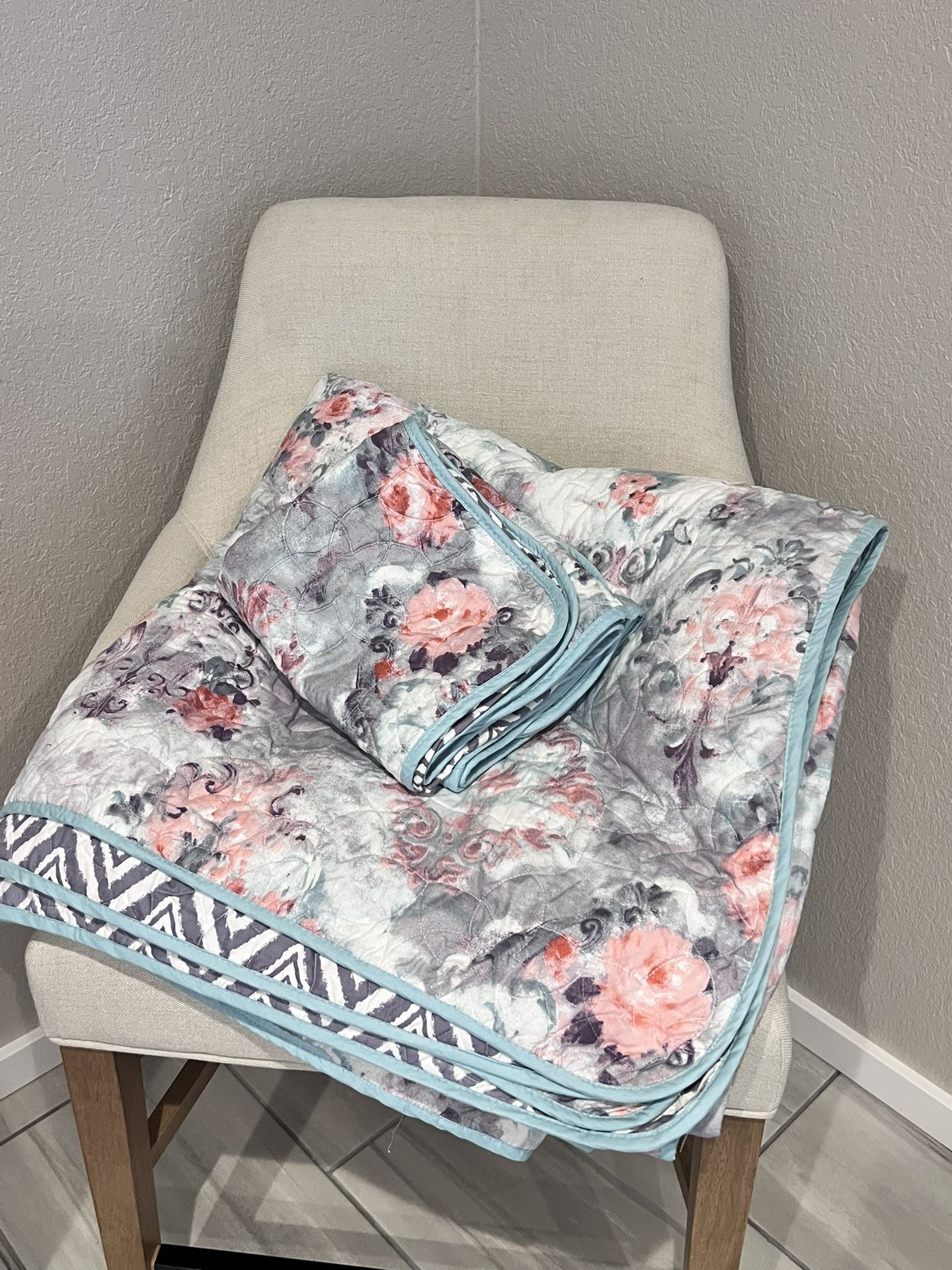 Reversible Microfiber Quilt with Pillowcases Full/Queen