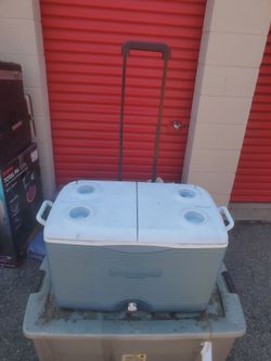 Ice chest Rubbermaid  4 cup holder top
