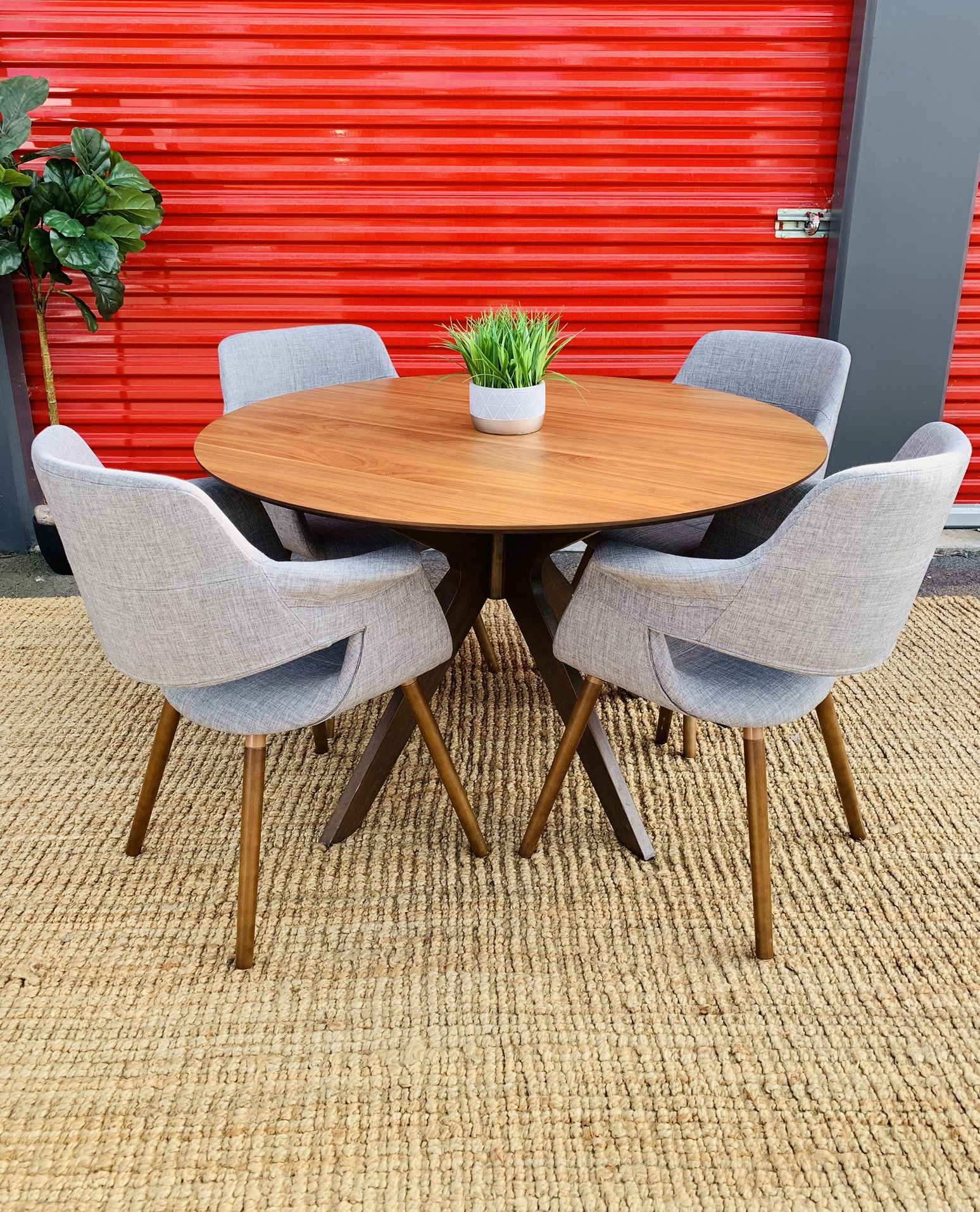 Round Mid Century Modern Dining Table With 4 Grey Chairs for Sale in