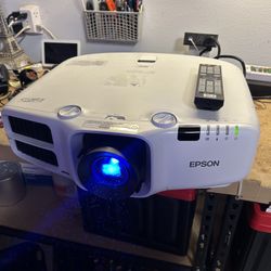 Epson PowerLite Pro G6070W 3LCD WXGA Projector 5500 Lumens. 