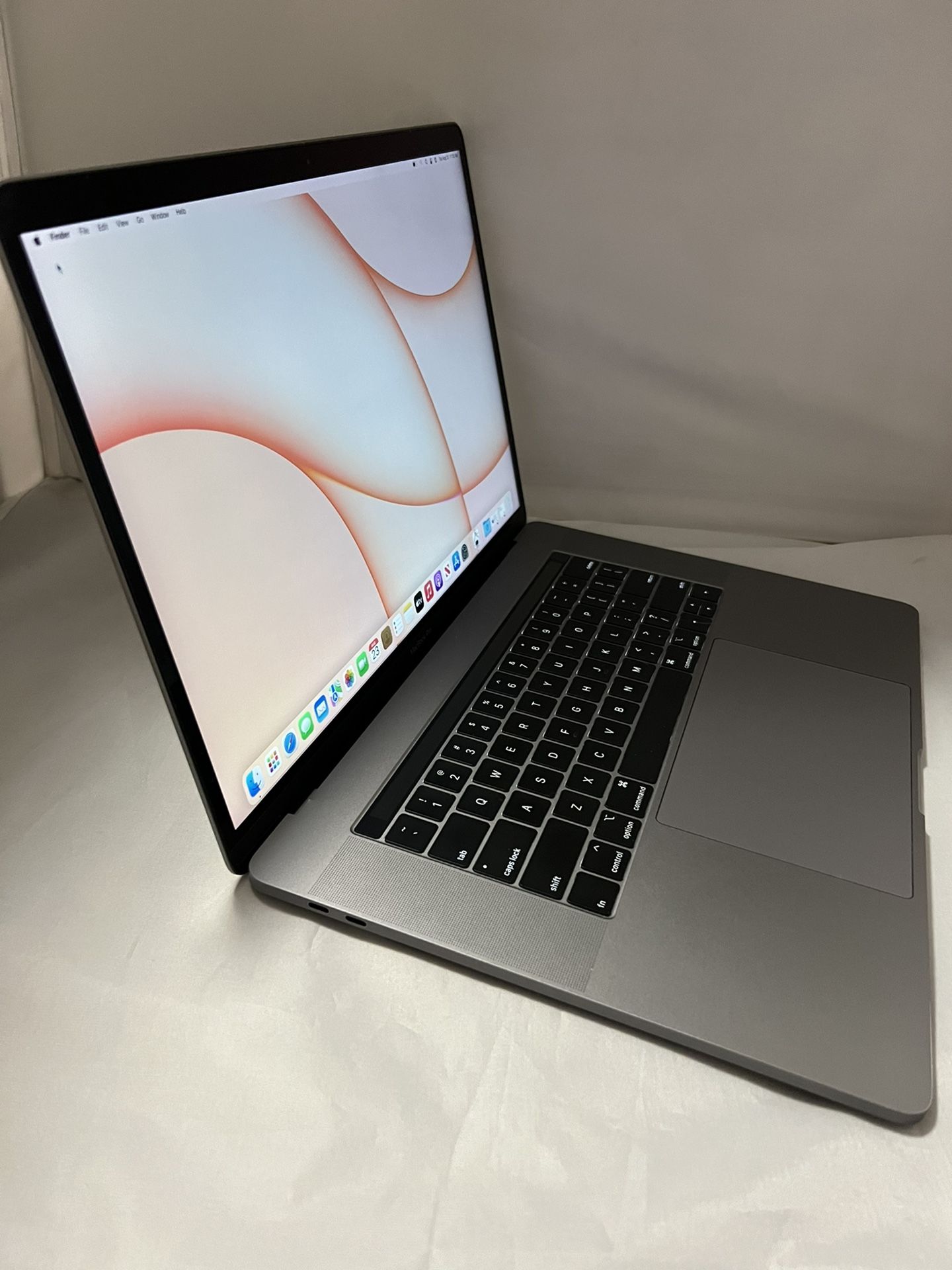 MacBook Pro 2018 i9 32GB RAM 1TB SSD Touch Bar