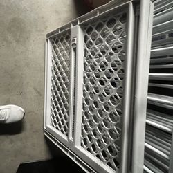 Safety Gate With Door Latch