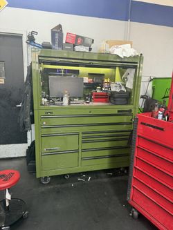Matco Series 4 Two Bay Tool Box With Hutch