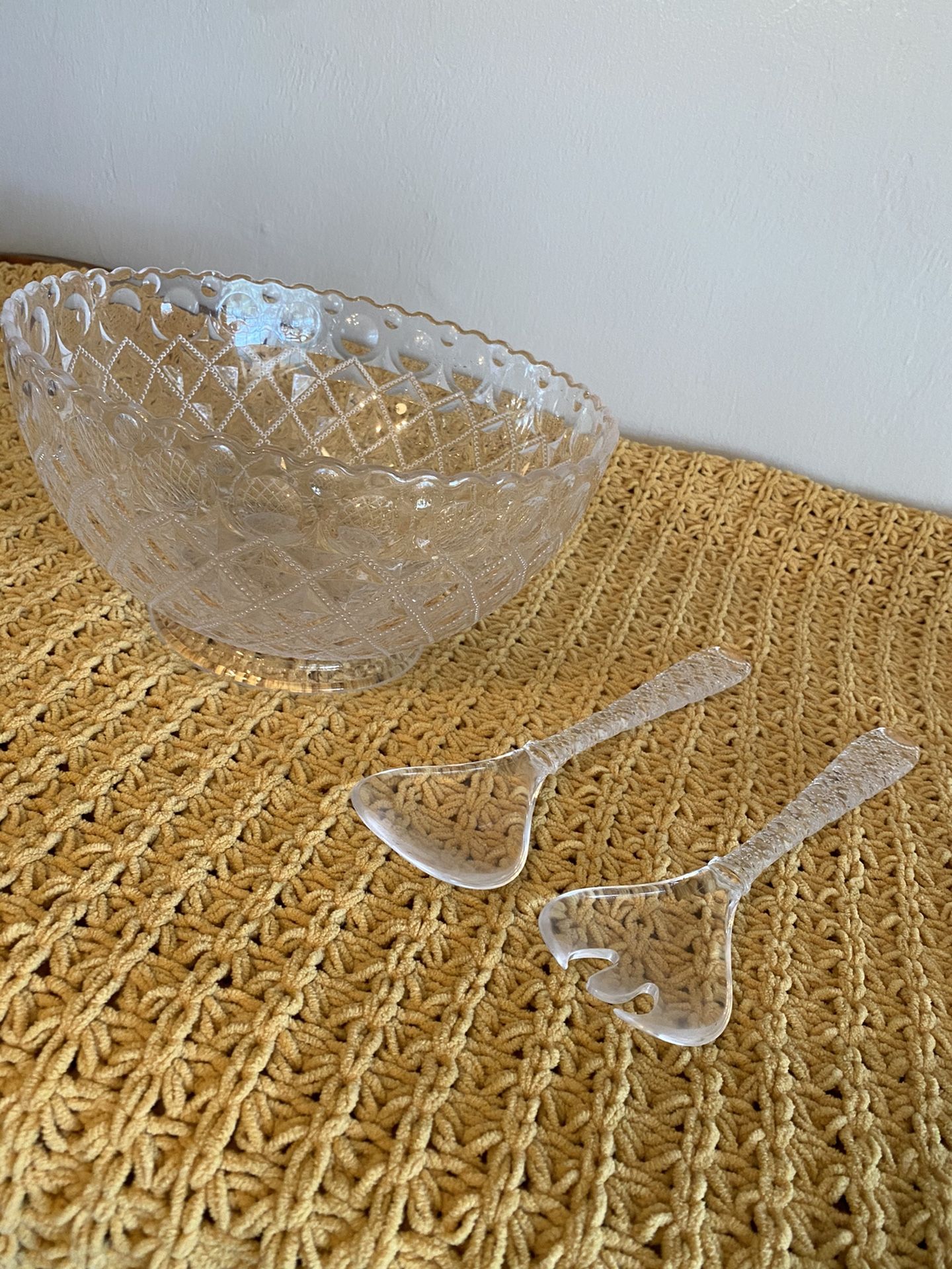 Pretty plastic salad bowl (looks like crystal glass)