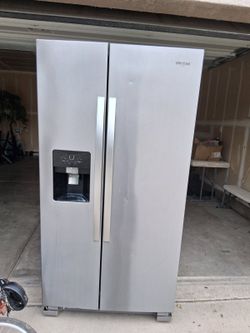 Whirlpool refrigerator like new