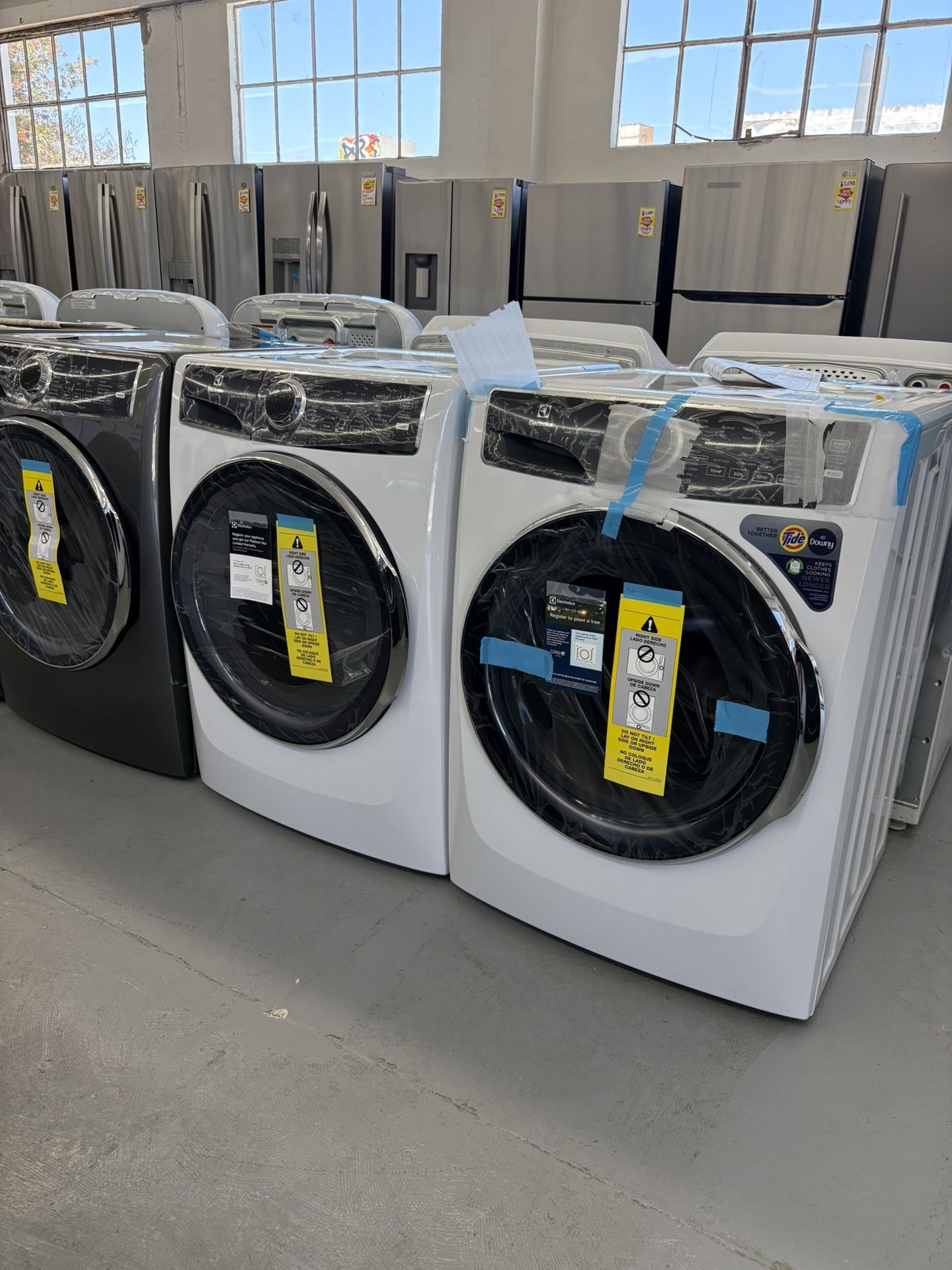 Electrolux 4.5 cu. ft. Front Load Washer LuxCare Wash and Perfect Steam in Titanium And White