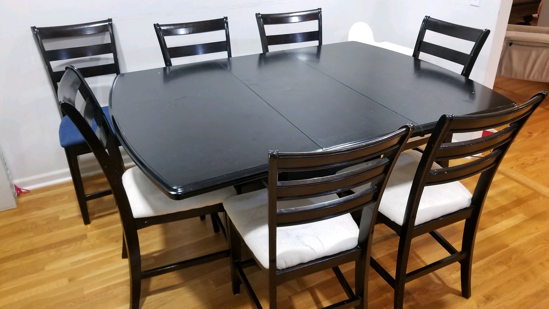 Solid wood Expandable table with 6 chairs