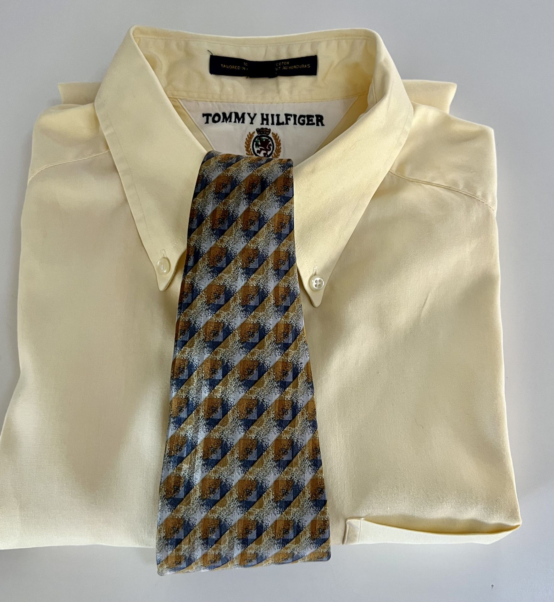 Men's Tommy Hilfiger long sleeve yellow dress shirt size 17.5 sleeve 32/33 w/tie