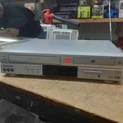 Panasonic PV-D4744S Progressive Scan DVD / VCR Combo , Silver