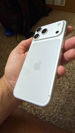 iPhone 17 Pro Max - White - 256 GB UNLOCKED