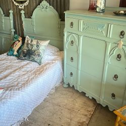 Bedroom Set; Dresser 2 Twin Beds.